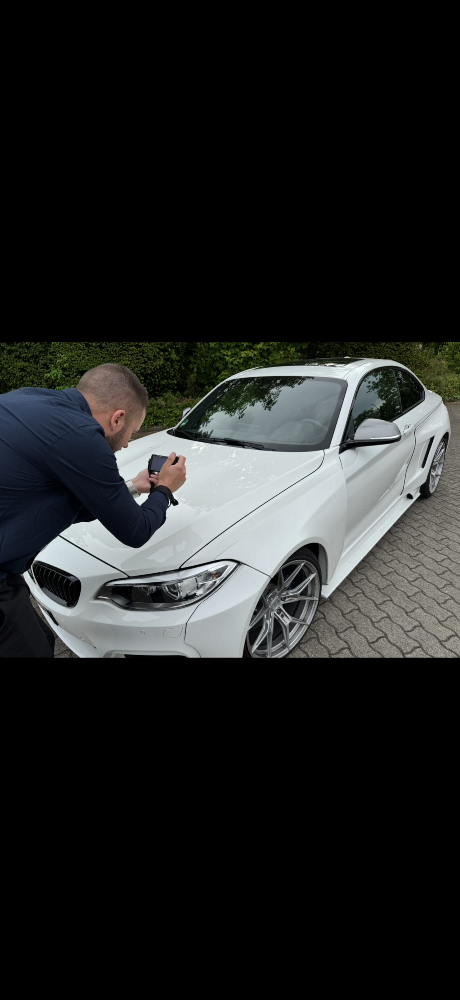 Lukas Schmitz bei der Schadenaufnahme an einem Fahrzeug